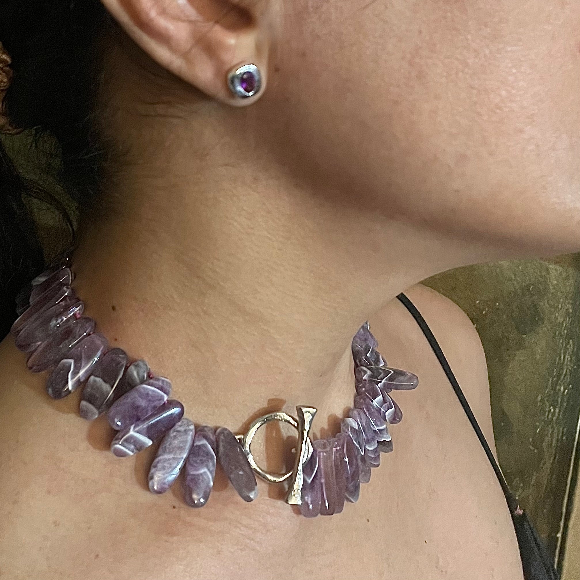 Model wears toggle amethyst necklace by Amy Delson