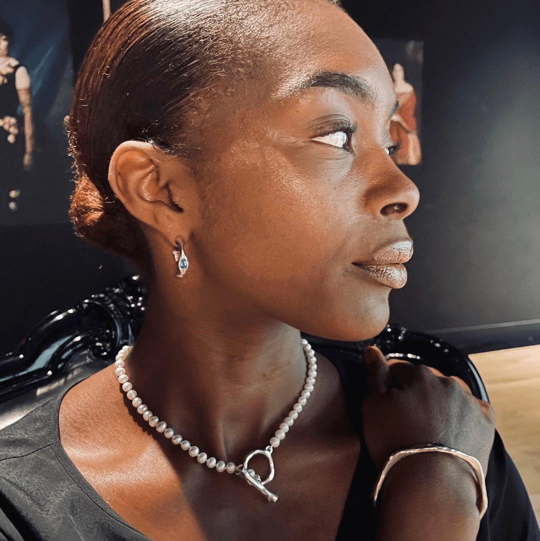 Model wears pearl necklace by Amy Delson